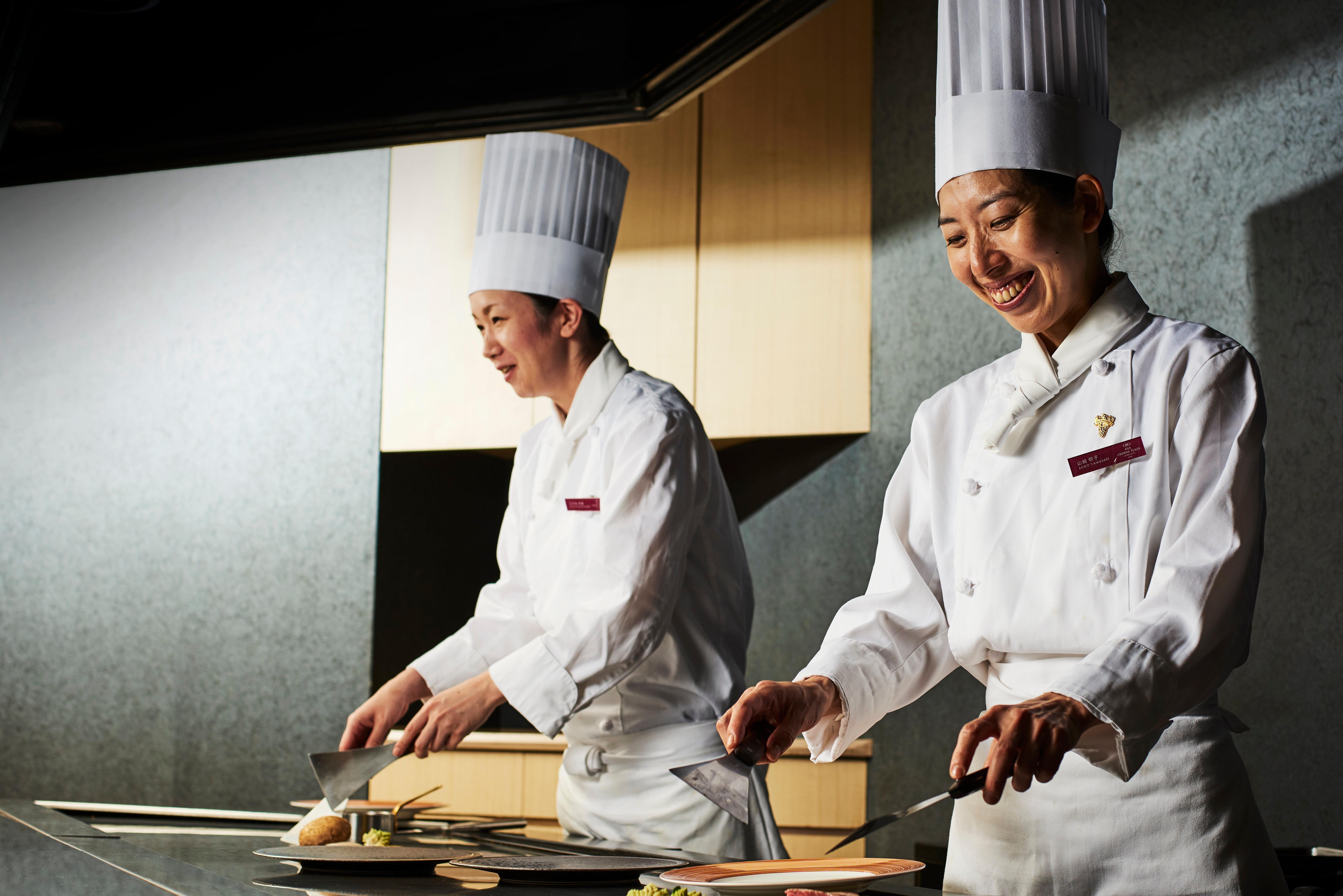 Ana Crowne Plaza Kobe By Ihg Exterior foto Culinary students at the International Culinary Center