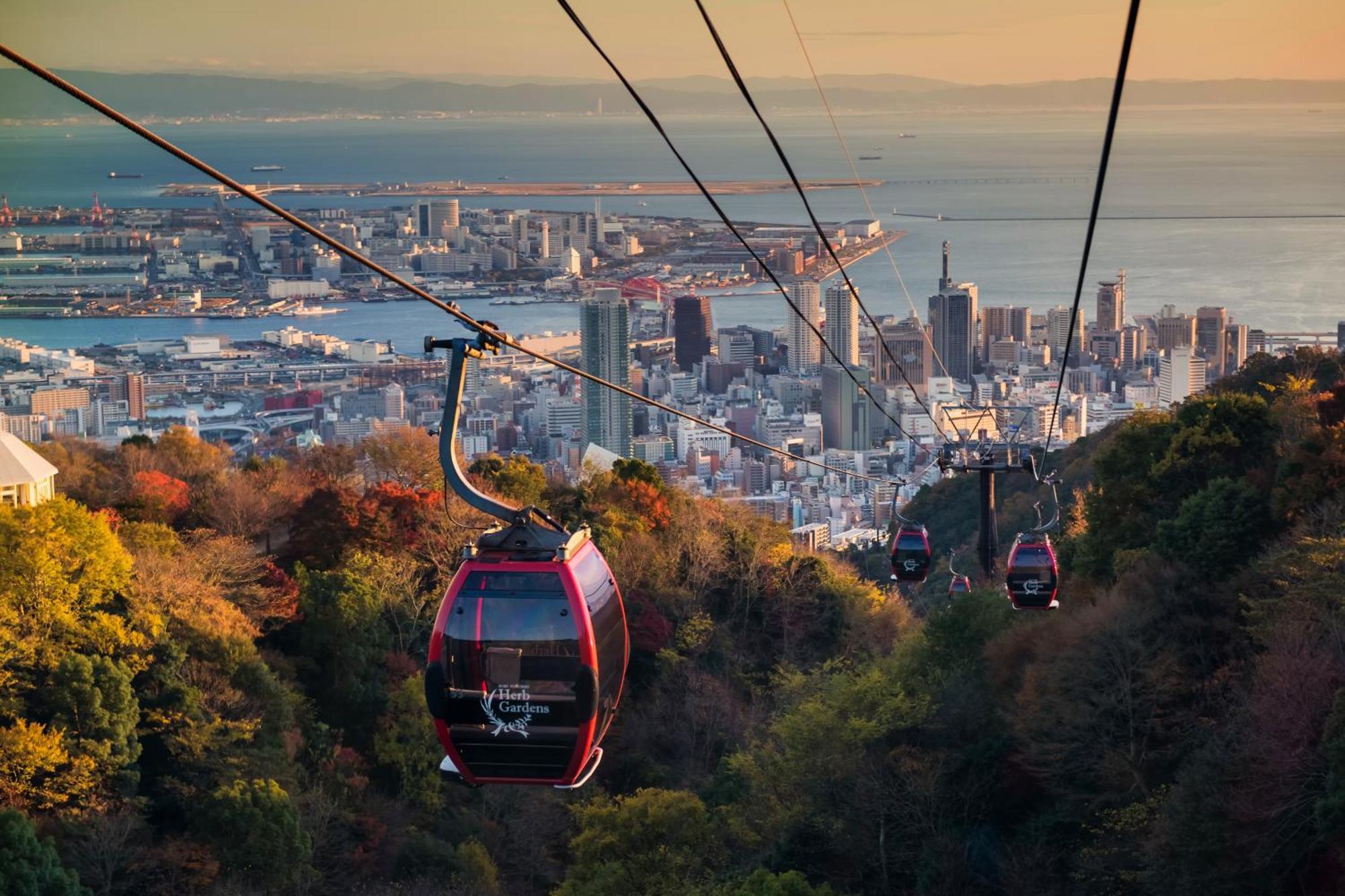 Ana Crowne Plaza Kobe By Ihg Exterior foto The cable car descending towards the city