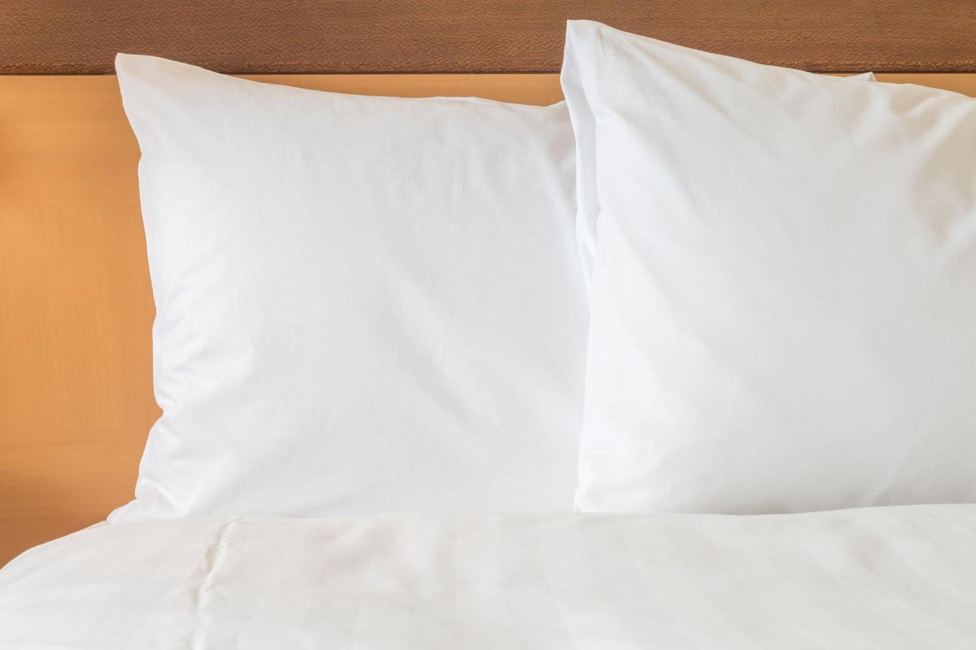 Ana Crowne Plaza Kobe By Ihg Exterior foto Two pillows on a bed